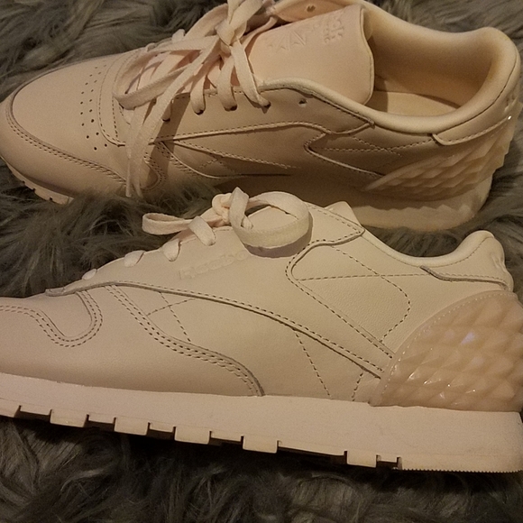 Womens Reeboks - Picture 2 of 4